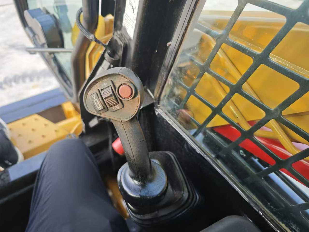 CATERPILLAR 246C - Kompaktlastare/ Slirstyrda lastare: bild 4 CATERPILLAR 246C - Kompaktlastare/ Slirstyrda lastare: bild 4