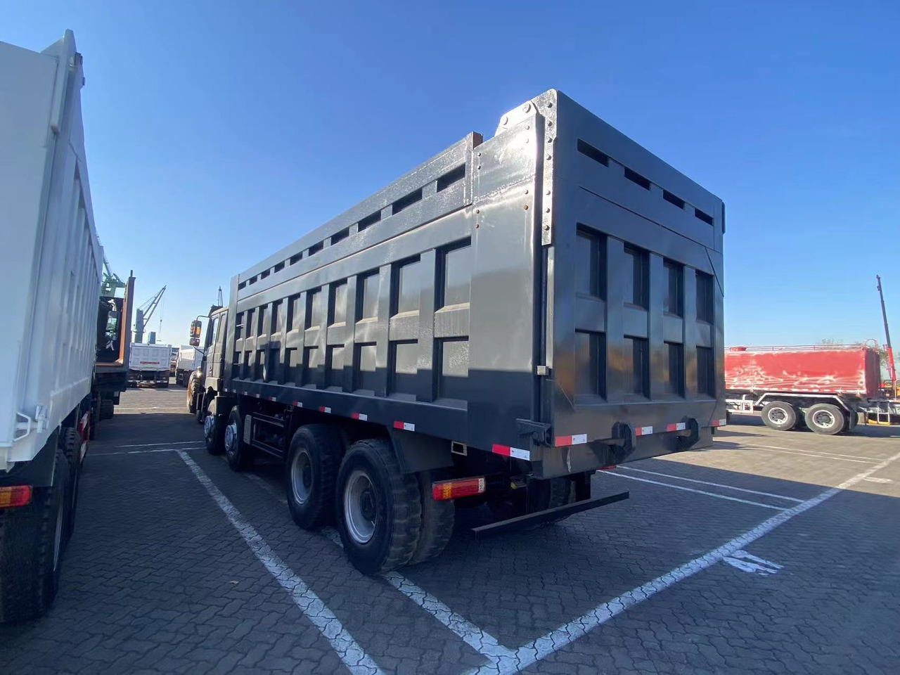 SHACMAN Shacman  F3000  8*4  dump truck - Tippbil lastbil: bild 3 SHACMAN Shacman  F3000  8*4  dump truck - Tippbil lastbil: bild 3