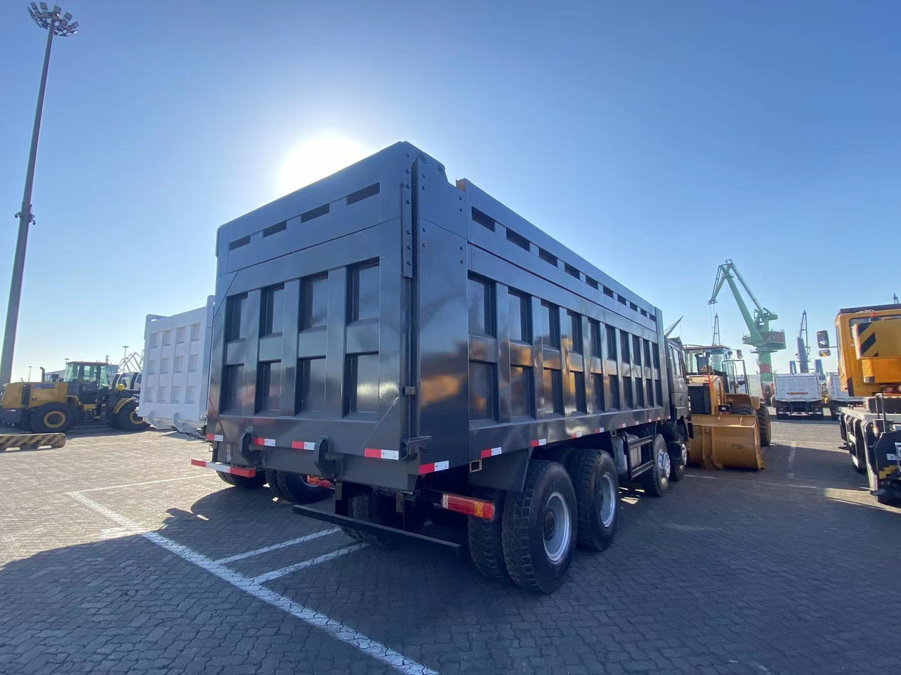 SHACMAN Shacman  F3000  8*4  dump truck - Tippbil lastbil: bild 5 SHACMAN Shacman  F3000  8*4  dump truck - Tippbil lastbil: bild 5