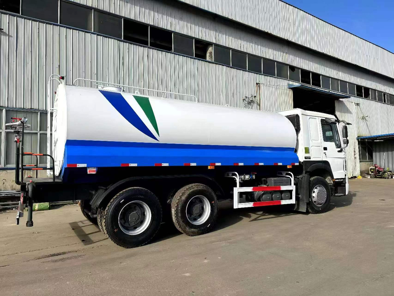 SINOTRUK 20 cubic meters tanker - Tankbil: bild 5 SINOTRUK 20 cubic meters tanker - Tankbil: bild 5