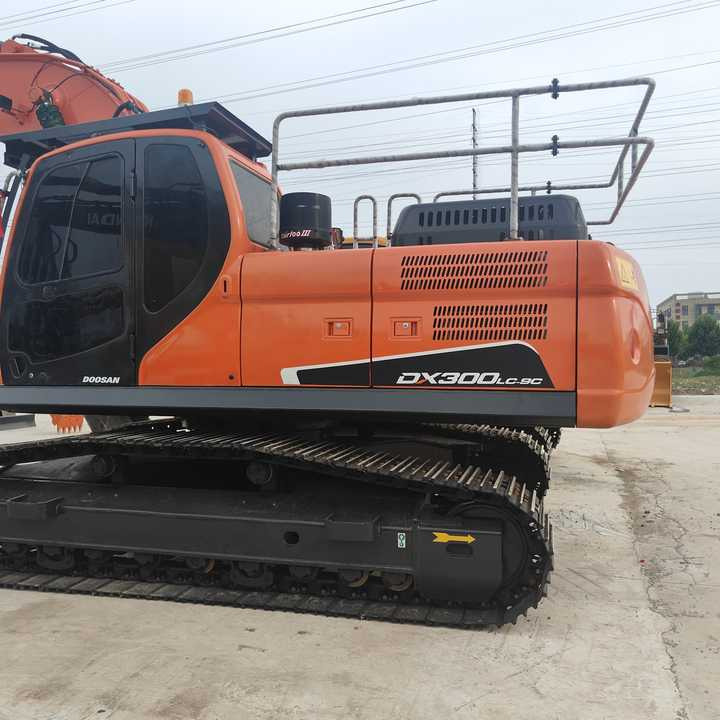 Used Digger DOOSAN DX300 Construction Machinery Construction Digger Used DOOSAN DX300 Cheap Excavator - Bandgrävare: bild 2 Used Digger DOOSAN DX300 Construction Machinery Construction Digger Used DOOSAN DX300 Cheap Excavator - Bandgrävare: bild 2