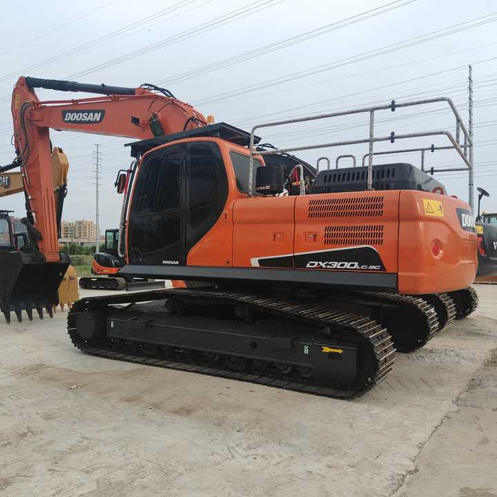 Used Digger DOOSAN DX300 Construction MachineryConstruction Digger Used DOOSAN DX300 Cheap Excavator - Bandgrävare: bild 1 Used Digger DOOSAN DX300 Construction MachineryConstruction Digger Used DOOSAN DX300 Cheap Excavator - Bandgrävare: bild 1