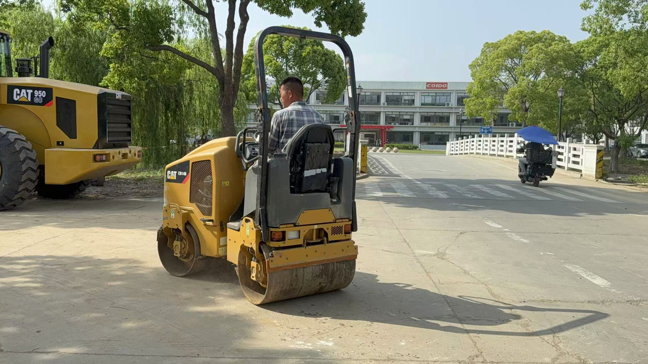 CATERPILLAR CB14B - Asfaltvält: bild 2 CATERPILLAR CB14B - Asfaltvält: bild 2