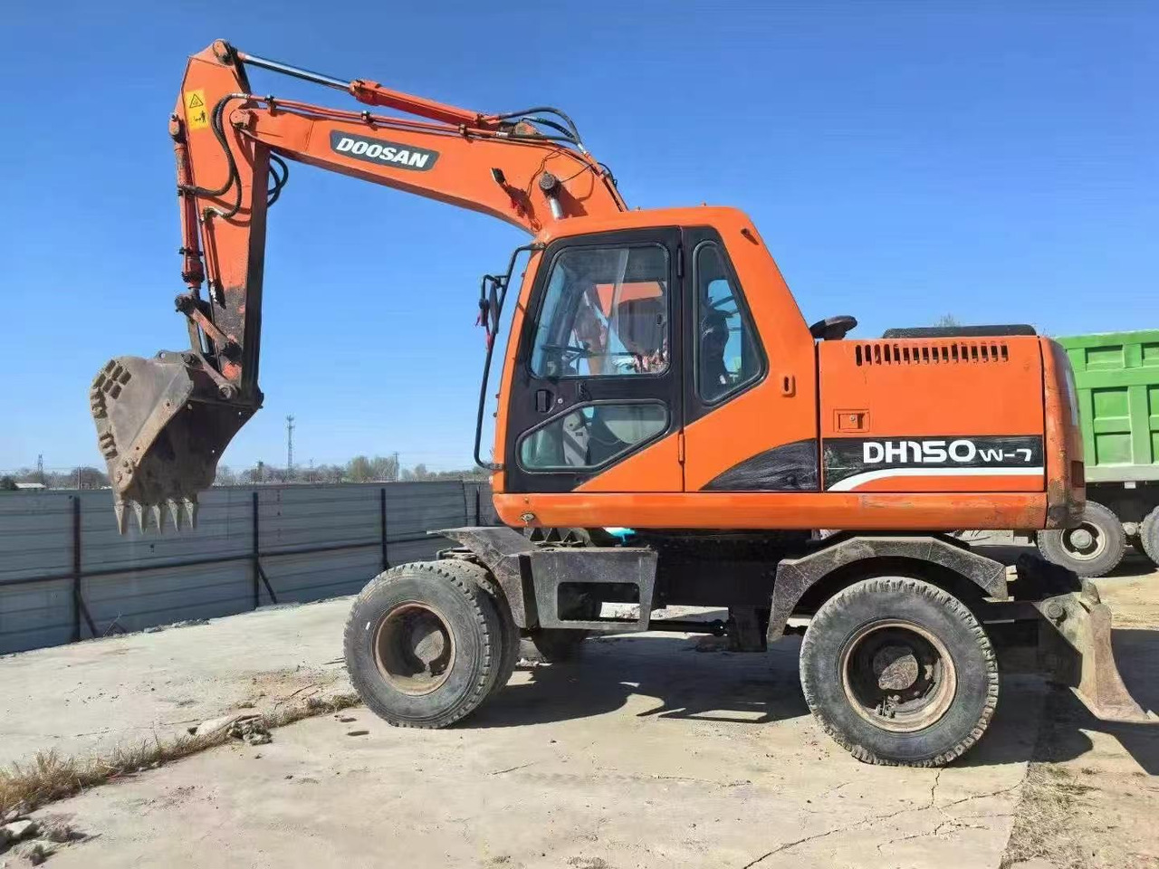 DOOSAN DH150W-7 - Grävmaskin på däck: bild 2 DOOSAN DH150W-7 - Grävmaskin på däck: bild 2