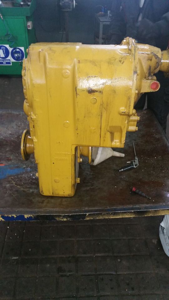 Skrzynia biegów Clark R28000 do Clark R24000, R28000, R32000, R34000, R36000 - Växellåda för Byggmaskiner: bild 1 Skrzynia biegów Clark R28000 do Clark R24000, R28000, R32000, R34000, R36000 - Växellåda för Byggmaskiner: bild 1