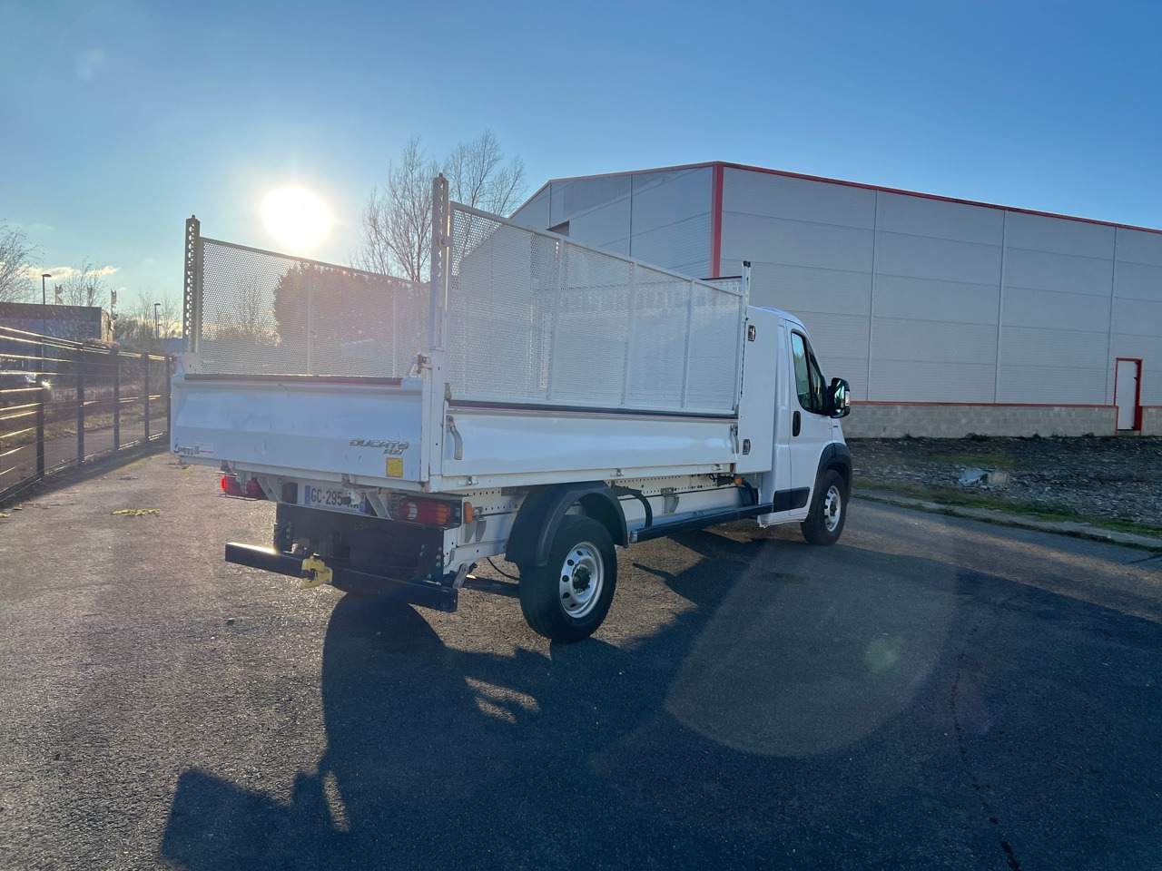 FIAT Ducato Benne + Coffre 2.3L 160 ch - Transportbil med tippflak: bild 2 FIAT Ducato Benne + Coffre 2.3L 160 ch - Transportbil med tippflak: bild 2