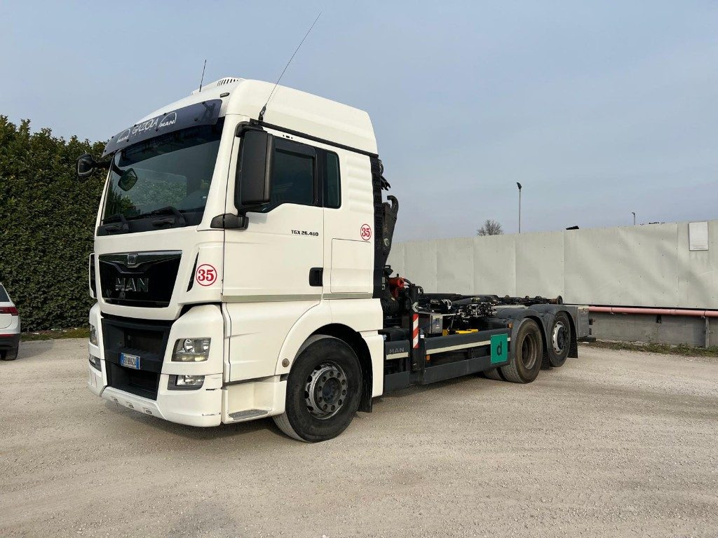 MAN TGX 26.480 SCARRABILE CON GRU DIETRO CABINA - Lastväxlare lastbil: bild 1 MAN TGX 26.480 SCARRABILE CON GRU DIETRO CABINA - Lastväxlare lastbil: bild 1