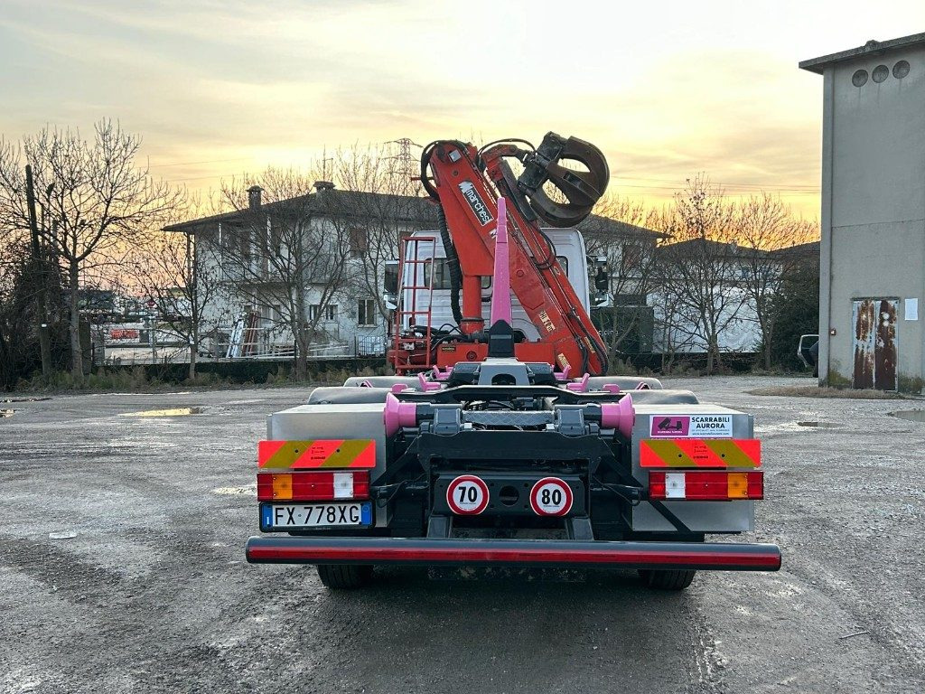 MERCEDES-BENZ MERCEDES AXOR 2533 SCARRABILE CON GRU E POLIPO - Lastväxlare lastbil: bild 4 MERCEDES-BENZ MERCEDES AXOR 2533 SCARRABILE CON GRU E POLIPO - Lastväxlare lastbil: bild 4