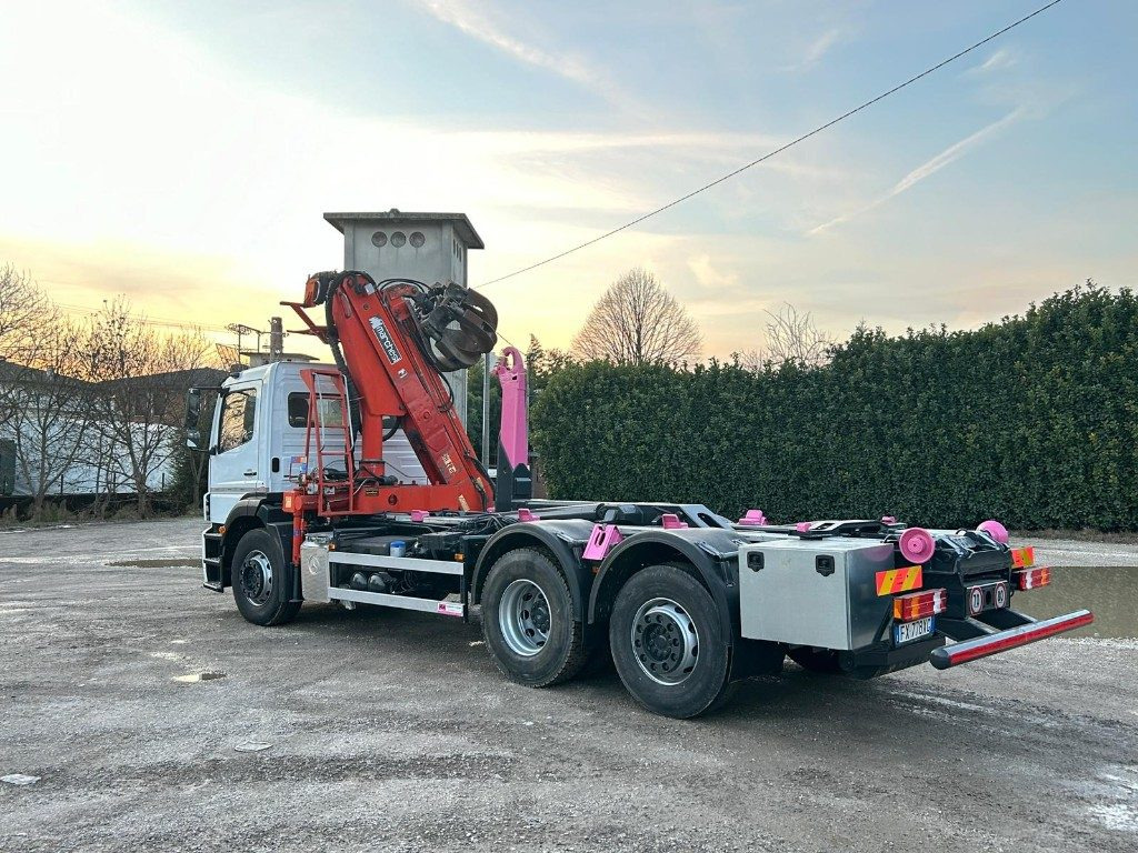 MERCEDES-BENZ MERCEDES AXOR 2533 SCARRABILE CON GRU E POLIPO - Lastväxlare lastbil: bild 3 MERCEDES-BENZ MERCEDES AXOR 2533 SCARRABILE CON GRU E POLIPO - Lastväxlare lastbil: bild 3