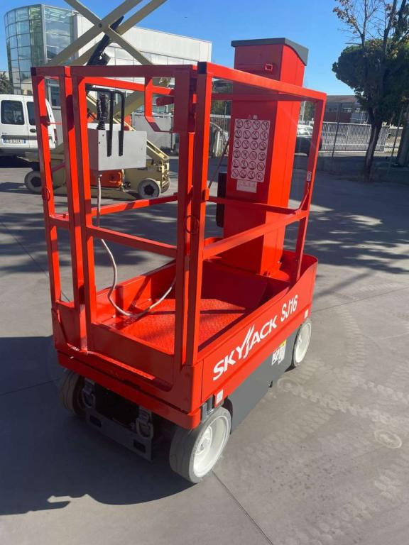SkyJack SJ-16 - Pelarlift: bild 3 SkyJack SJ-16 - Pelarlift: bild 3