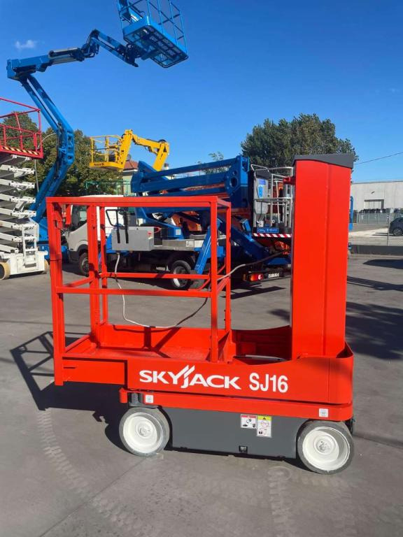 SkyJack SJ-16 - Pelarlift: bild 1 SkyJack SJ-16 - Pelarlift: bild 1