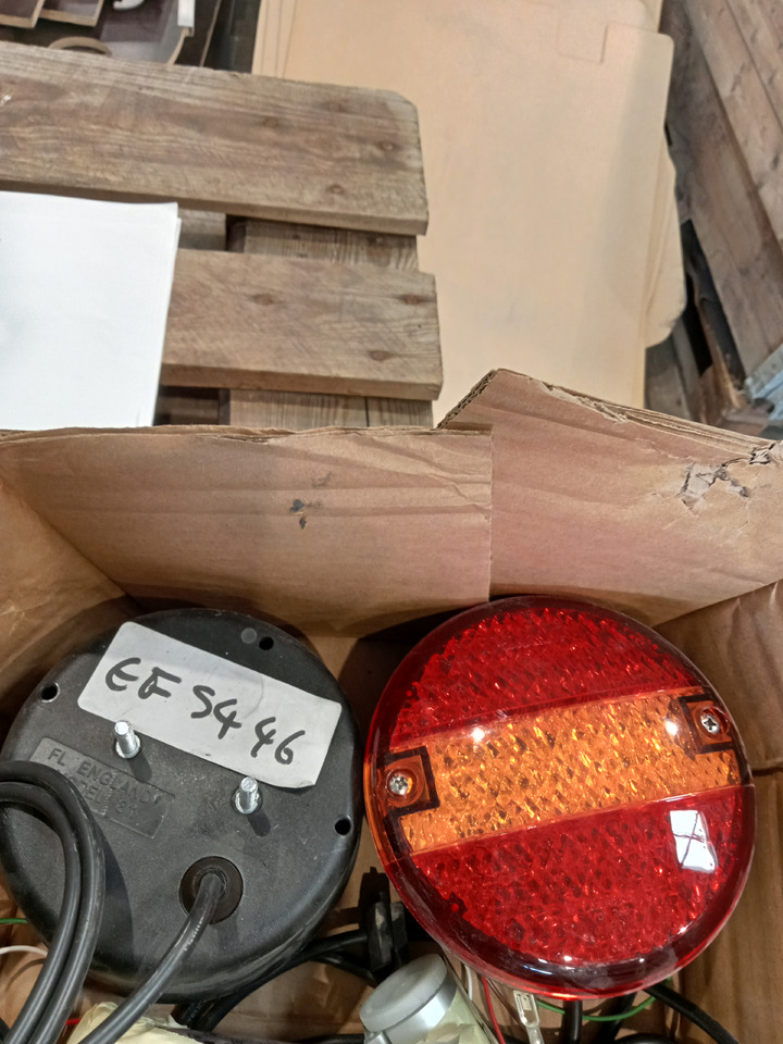 Trouillet FEU 3 FONCTIONS LED DROIT 810/09/10 - Bakljus: bild 1 Trouillet FEU 3 FONCTIONS LED DROIT 810/09/10 - Bakljus: bild 1