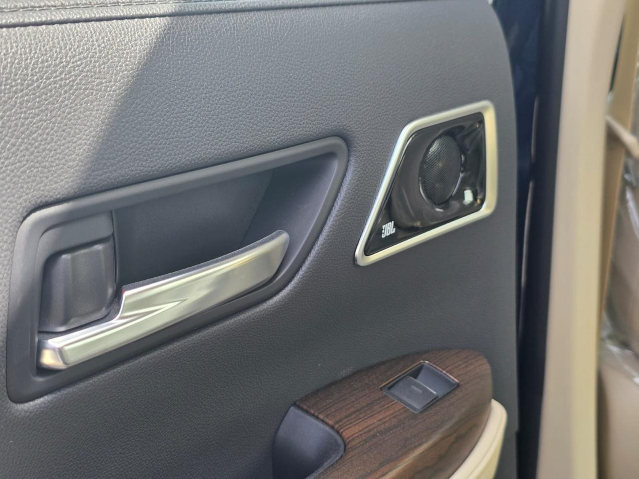 Land Cruiser GXR 3.5L Twin Turbo - Personbil: bild 3 Land Cruiser GXR 3.5L Twin Turbo - Personbil: bild 3