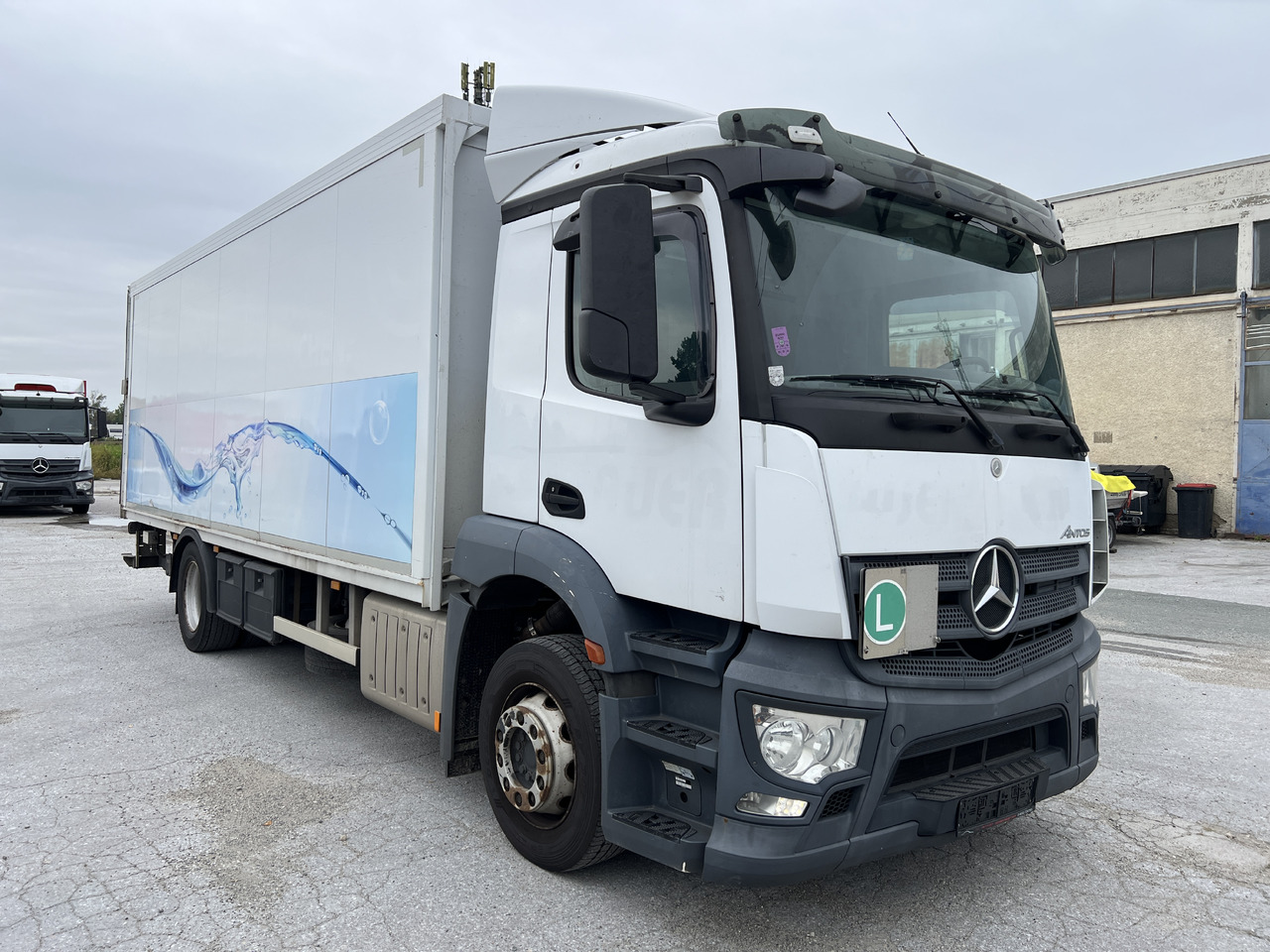 MERCEDES-BENZ ANTOS 18.30 L automatische Seitenladung | LBW | Klima | Tempomat - Dryckestransport lastbil: bild 2 MERCEDES-BENZ ANTOS 18.30 L automatische Seitenladung | LBW | Klima | Tempomat - Dryckestransport lastbil: bild 2