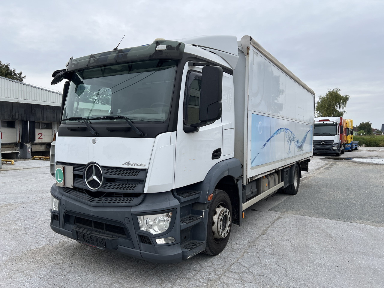 MERCEDES-BENZ ANTOS 18.30 L automatische Seitenladung | LBW | Klima | Tempomat - Dryckestransport lastbil: bild 1 MERCEDES-BENZ ANTOS 18.30 L automatische Seitenladung | LBW | Klima | Tempomat - Dryckestransport lastbil: bild 1