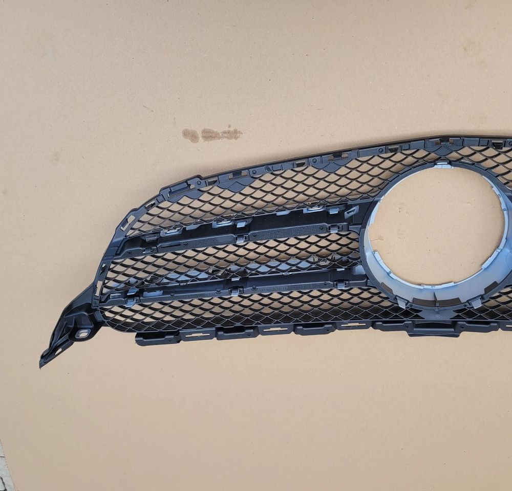 GRILL ATRAPA MERCEDES C KLASA A205 880 01 83 - Galler för Lastbil: bild 4 GRILL ATRAPA MERCEDES C KLASA A205 880 01 83 - Galler för Lastbil: bild 4