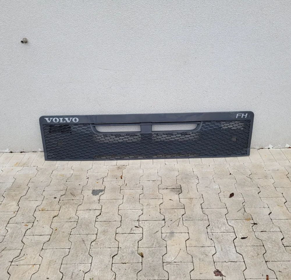 GRILL ATRAPA VOLVO FH4 ORYGINAŁ OM 82316693 - Galler för Lastbil: bild 1 GRILL ATRAPA VOLVO FH4 ORYGINAŁ OM 82316693 - Galler för Lastbil: bild 1