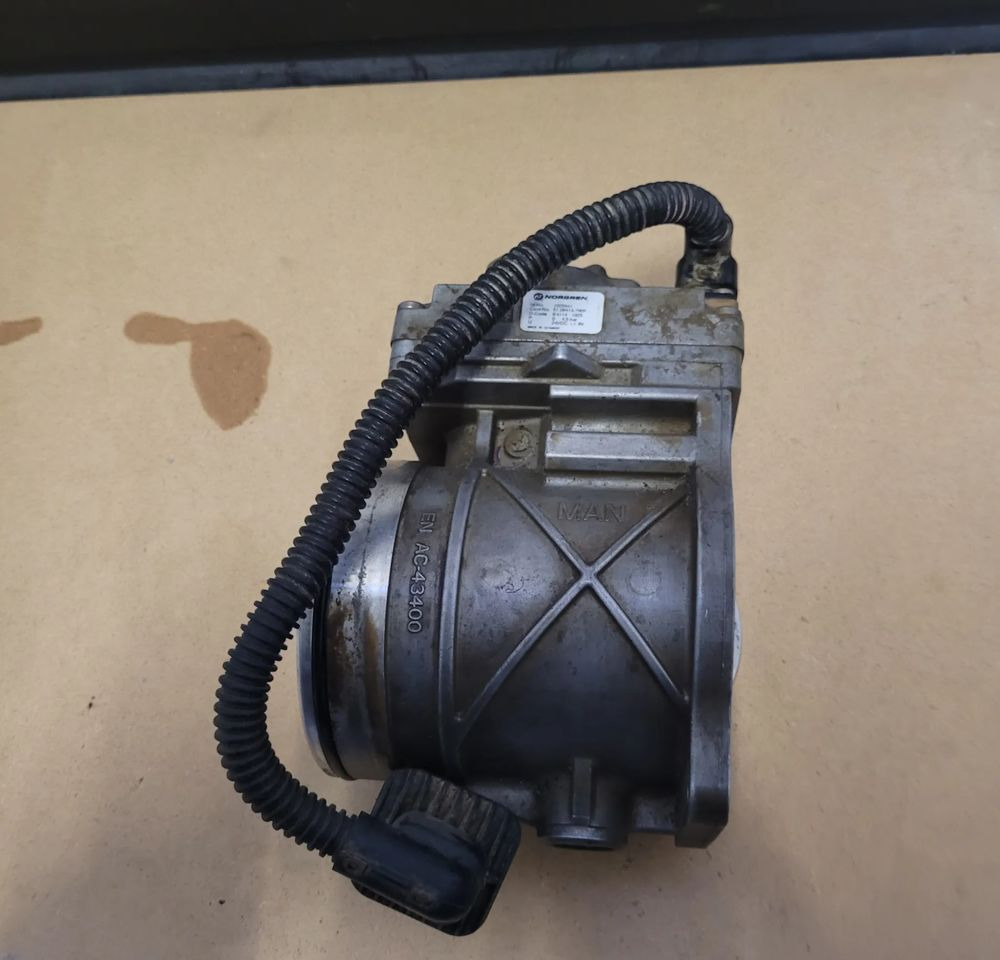 PRZEPUSTNICA EGR MAN TGX TGS E6 51.09413-7009 CHWALIM116 - EGR-kylare för Lastbil: bild 1 PRZEPUSTNICA EGR MAN TGX TGS E6 51.09413-7009 CHWALIM116 - EGR-kylare för Lastbil: bild 1