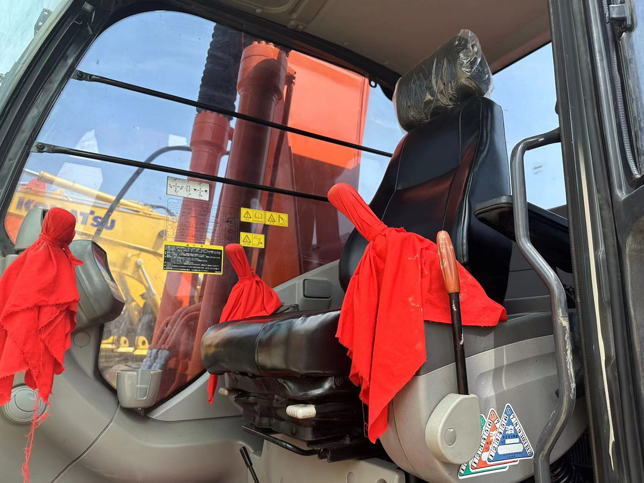 Hitachi ZX200 Excavator Click for Discount - Grävmaskin: bild 2 Hitachi ZX200 Excavator Click for Discount - Grävmaskin: bild 2