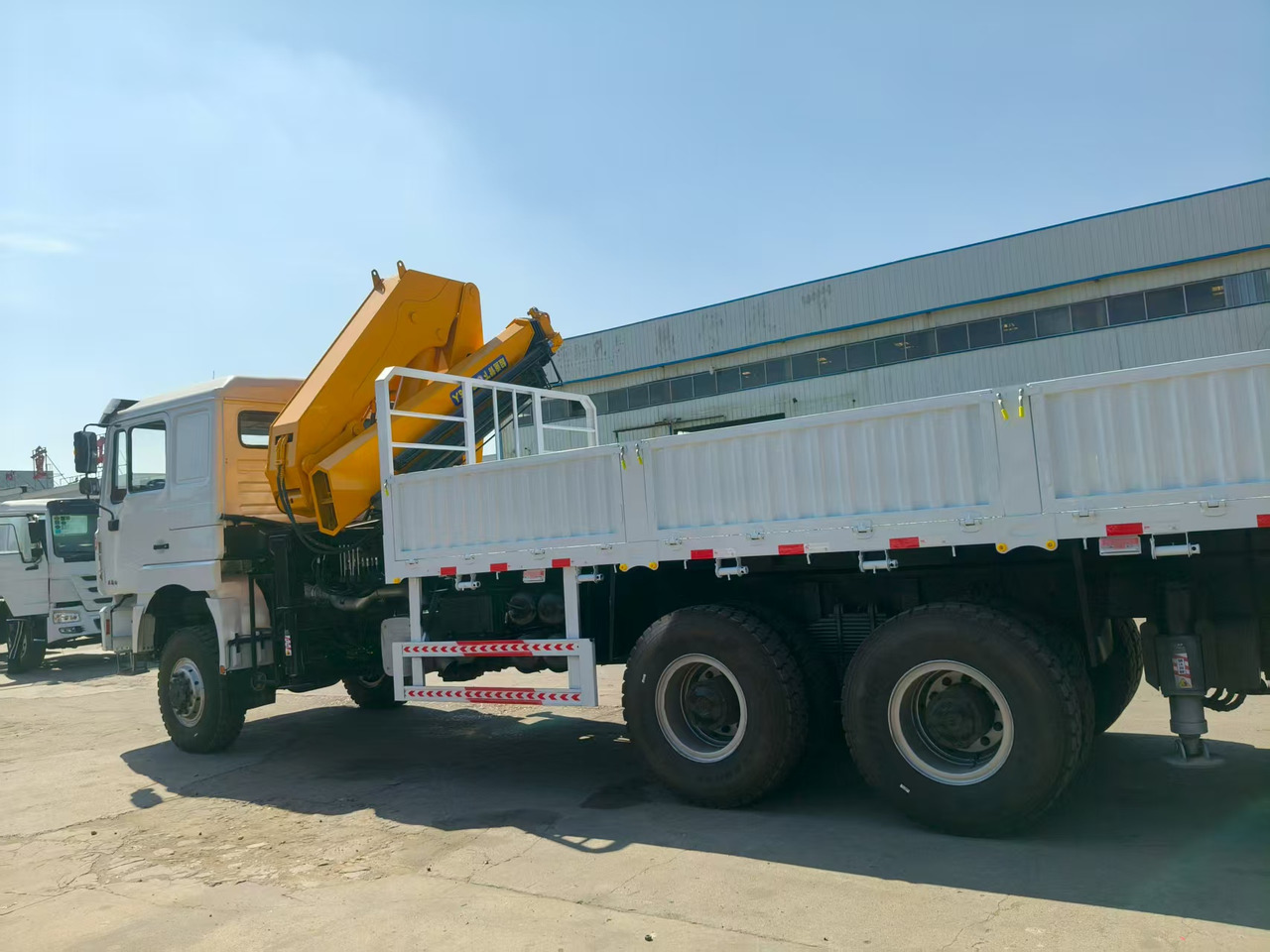 SHACMAN Truck Counted Crane 6x4 Click for Discount - Tippbil lastbil: bild 3 SHACMAN Truck Counted Crane 6x4 Click for Discount - Tippbil lastbil: bild 3