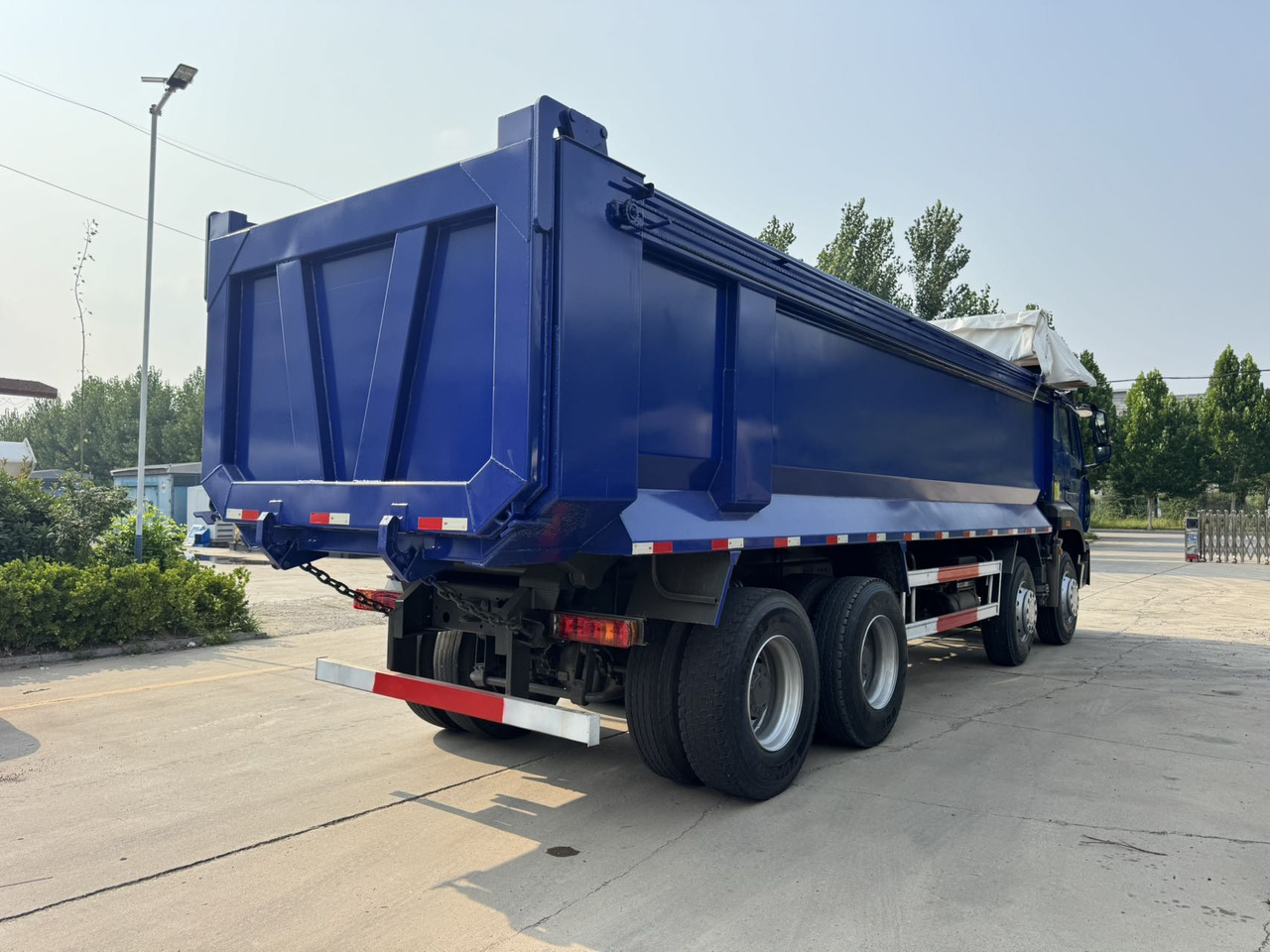 SINOTRUK HOWO Dump Truck 8x4 Click for Discount - Tippbil lastbil: bild 4 SINOTRUK HOWO Dump Truck 8x4 Click for Discount - Tippbil lastbil: bild 4