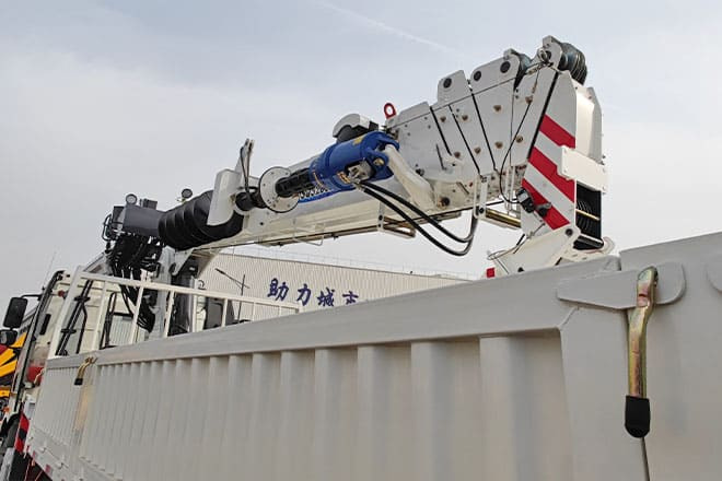 FAW FAW Truck Mounted Crane with Hydraulic Boom for Sale in Kuwait - Kranbil: bild 2 FAW FAW Truck Mounted Crane with Hydraulic Boom for Sale in Kuwait - Kranbil: bild 2