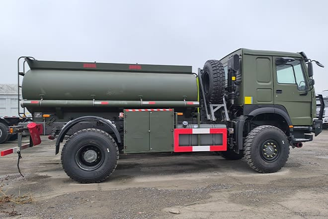 SINOTRUK Howo 4X2 Small Fuel Tanker Truck for Sale in Zambia - Tankbil: bild 2 SINOTRUK Howo 4X2 Small Fuel Tanker Truck for Sale in Zambia - Tankbil: bild 2