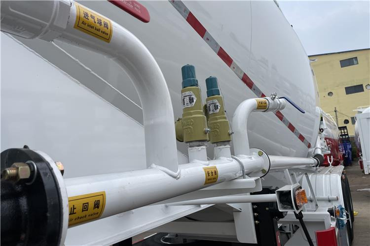 TITAN 3 Axle 30CBM Cement Tanker Trailer with Air Suspension In Saudi Arabia - Bulktrailer: bild 4 TITAN 3 Axle 30CBM Cement Tanker Trailer with Air Suspension In Saudi Arabia - Bulktrailer: bild 4
