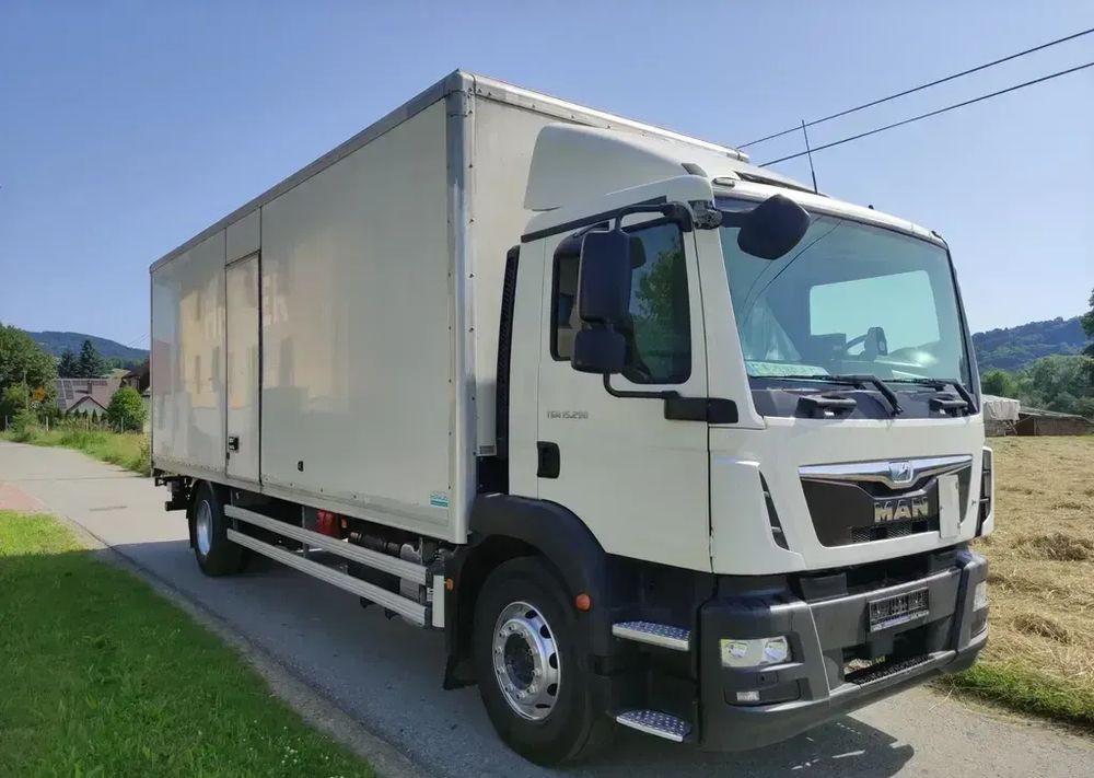 MAN TGM 15.290 kontener , winda - Lastbil med skåp: bild 1 MAN TGM 15.290 kontener , winda - Lastbil med skåp: bild 1