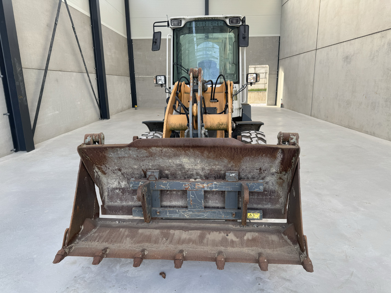 LIEBHERR L 506 - Grävmaskin på däck: bild 2 LIEBHERR L 506 - Grävmaskin på däck: bild 2