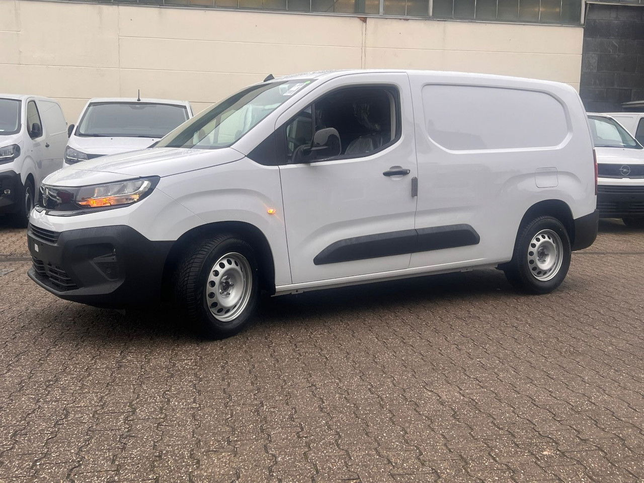 Opel Combo Cargo L 2 mit KlimaKameraPDCHolzbod - Persontransport: bild 3 Opel Combo Cargo L 2 mit KlimaKameraPDCHolzbod - Persontransport: bild 3