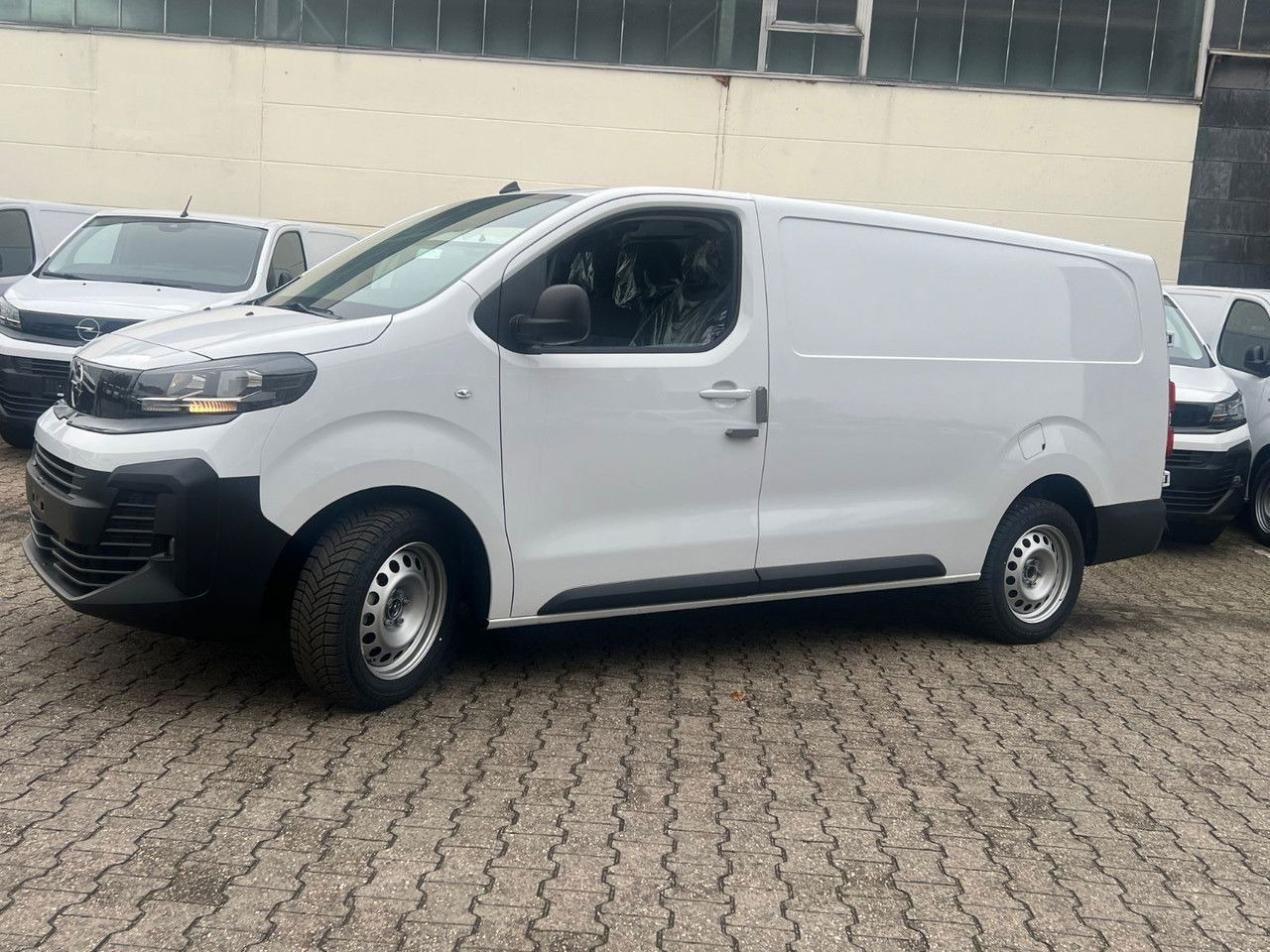 Opel Vivaro L3H1 144 PS Schalter Allwetter AHK Rückfa - Skåpbil: bild 5 Opel Vivaro L3H1 144 PS Schalter Allwetter AHK Rückfa - Skåpbil: bild 5