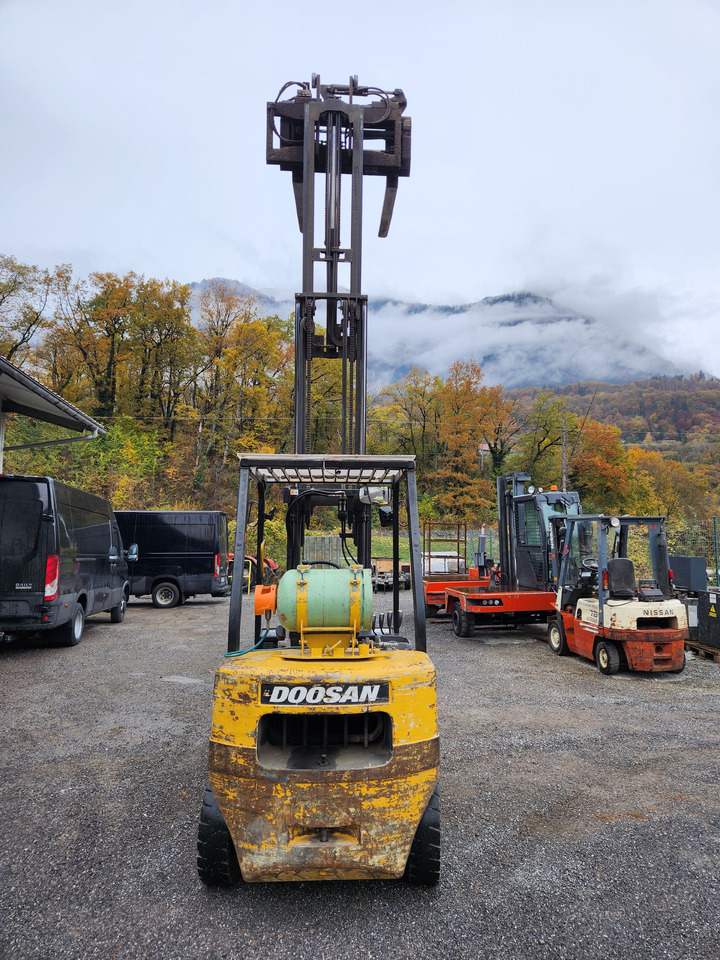 DAEWOO G30E-3 - Gasoltruck: bild 4 DAEWOO G30E-3 - Gasoltruck: bild 4