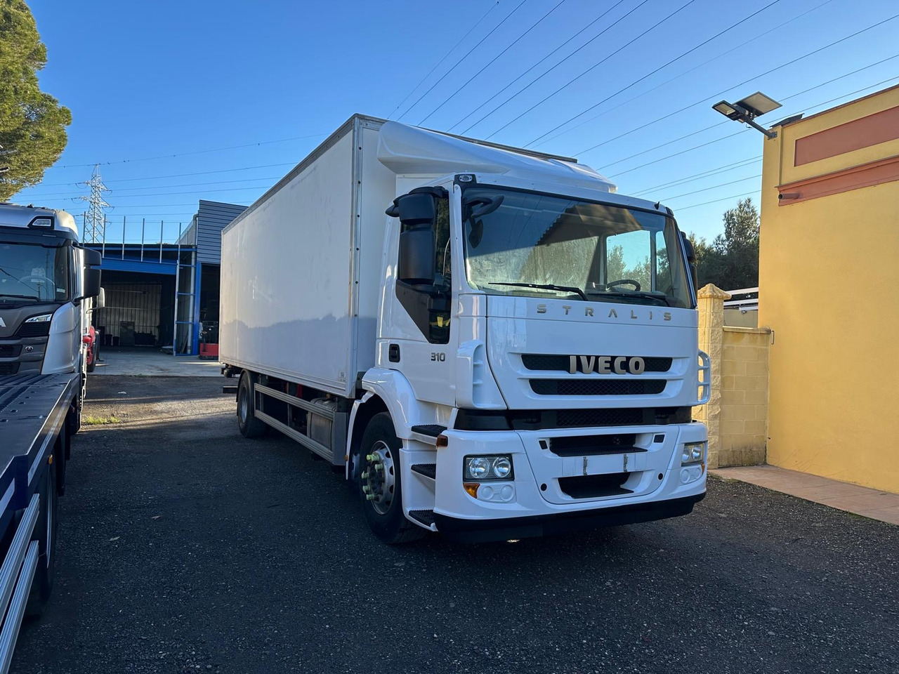 IVECO STRALIS 310 - Lastbil med skåp: bild 1 IVECO STRALIS 310 - Lastbil med skåp: bild 1