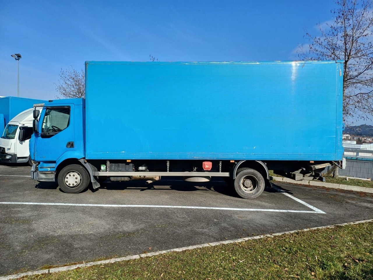 RENAULT MIDLUM 12.270 - Lastbil med skåp: bild 2 RENAULT MIDLUM 12.270 - Lastbil med skåp: bild 2