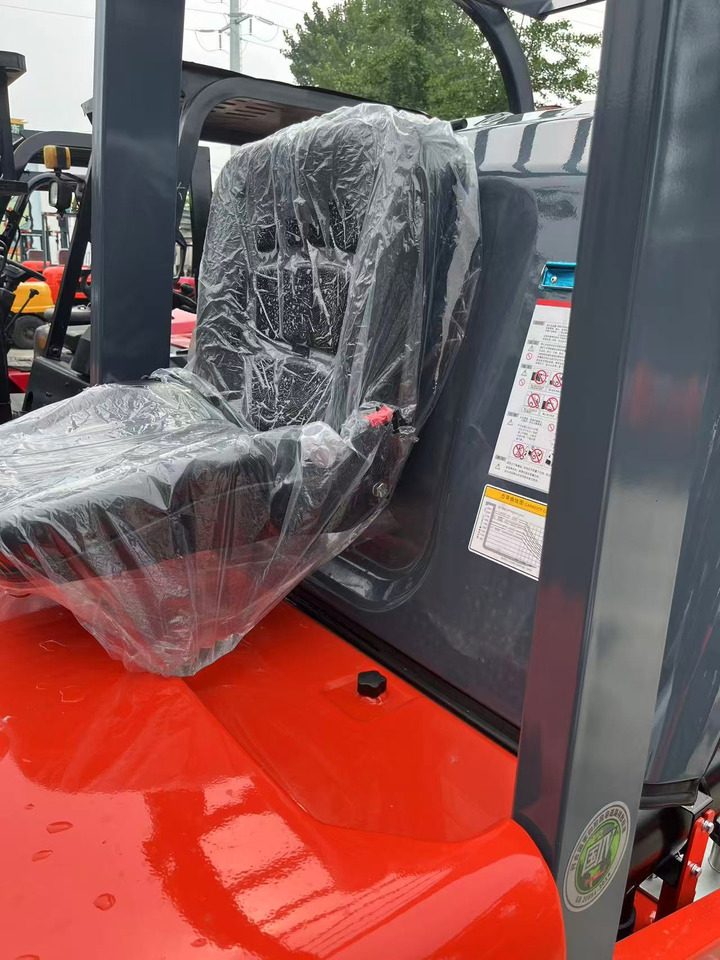 Heli brand new 2.5T diesel forklift famous China brand (Clamp available) - Dieseltruck: bild 3 Heli brand new 2.5T diesel forklift famous China brand (Clamp available) - Dieseltruck: bild 3