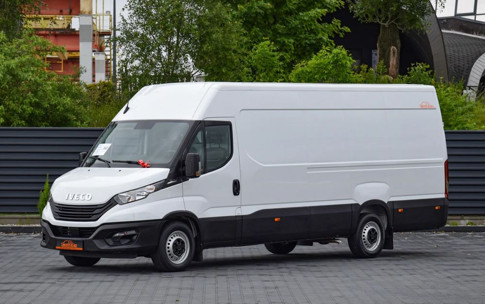 Iveco DAILY MAXI 35S16 / 2.3 - 160 KM / AUTOMAT HI-MATIC / NOWY MODEL / 3 OSOBY / DOSTAWCZE / BLASZAK / KLIMA / CZUJNIKI COFANIA / NISKI PRZEBIEG / 2022 / SERWISOWANY / Z NIEMIEC - Skåpbil: bild 1 Iveco DAILY MAXI 35S16 / 2.3 - 160 KM / AUTOMAT HI-MATIC / NOWY MODEL / 3 OSOBY / DOSTAWCZE / BLASZAK / KLIMA / CZUJNIKI COFANIA / NISKI PRZEBIEG / 2022 / SERWISOWANY / Z NIEMIEC - Skåpbil: bild 1