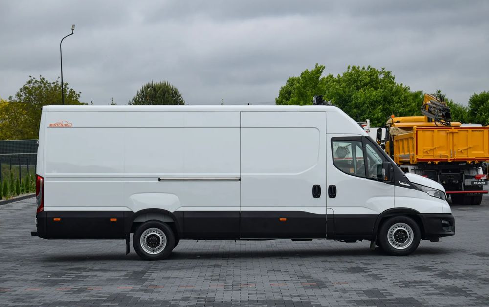 Iveco DAILY MAXI 35S16 / 2.3 - 160 KM / AUTOMAT HI-MATIC / NOWY MODEL / 3 OSOBY / DOSTAWCZE / BLASZAK / KLIMA / CZUJNIKI COFANIA / NISKI PRZEBIEG / 2022 / SERWISOWANY / Z NIEMIEC - Skåpbil: bild 4 Iveco DAILY MAXI 35S16 / 2.3 - 160 KM / AUTOMAT HI-MATIC / NOWY MODEL / 3 OSOBY / DOSTAWCZE / BLASZAK / KLIMA / CZUJNIKI COFANIA / NISKI PRZEBIEG / 2022 / SERWISOWANY / Z NIEMIEC - Skåpbil: bild 4