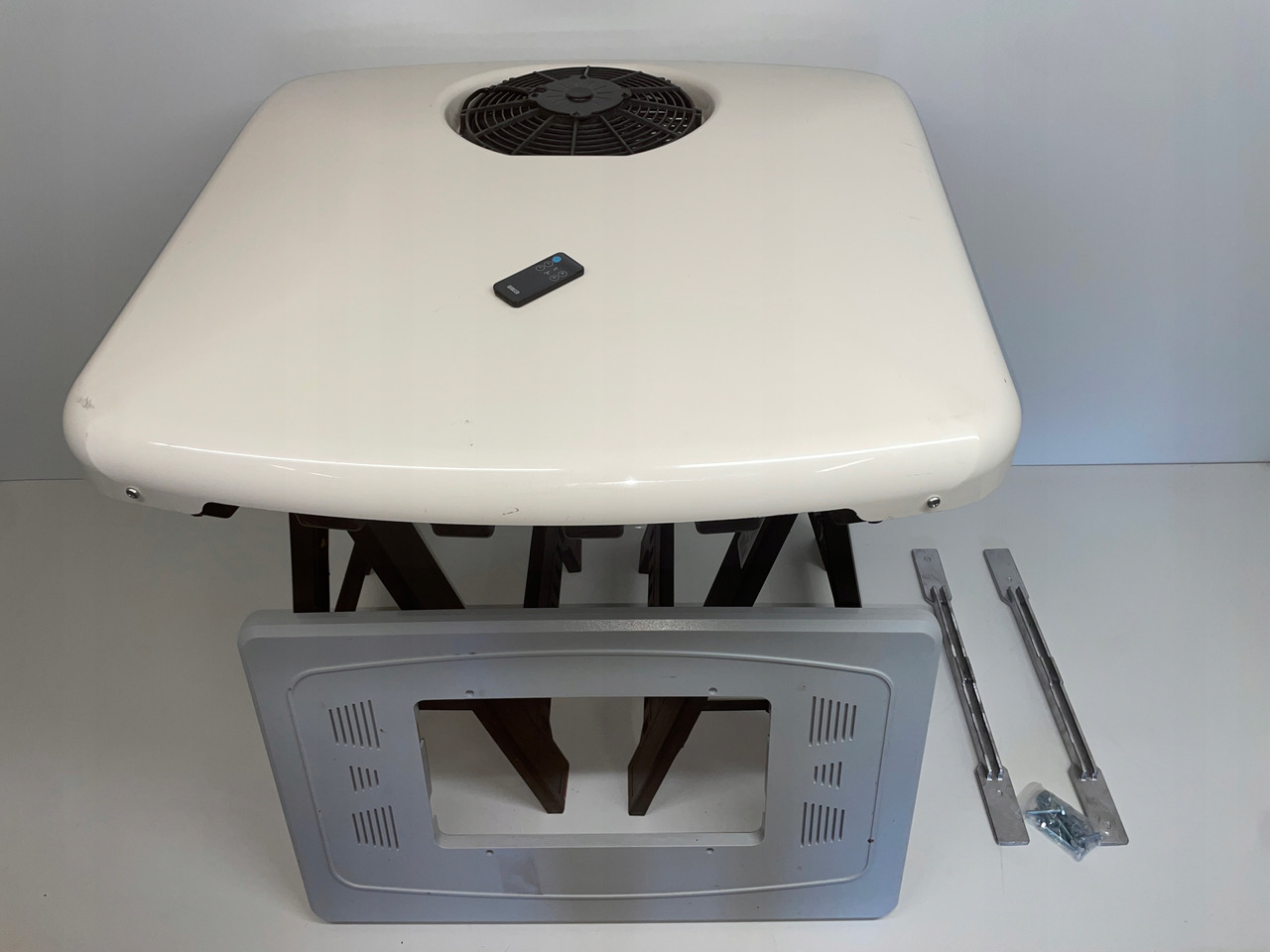 KLIMATYZACJA POSTOJOWA PILOT SLIMCOOL FACTORY PREP DAF SCANIA MC1507523 - A/C kompressor för Lastbil: bild 1 KLIMATYZACJA POSTOJOWA PILOT SLIMCOOL FACTORY PREP DAF SCANIA MC1507523 - A/C kompressor för Lastbil: bild 1