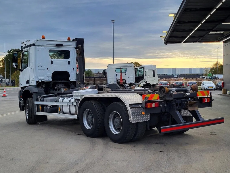 Mercedes-Benz Arocs 3342 Arocs - Lastbil med kabelsystem: bild 2 Mercedes-Benz Arocs 3342 Arocs - Lastbil med kabelsystem: bild 2