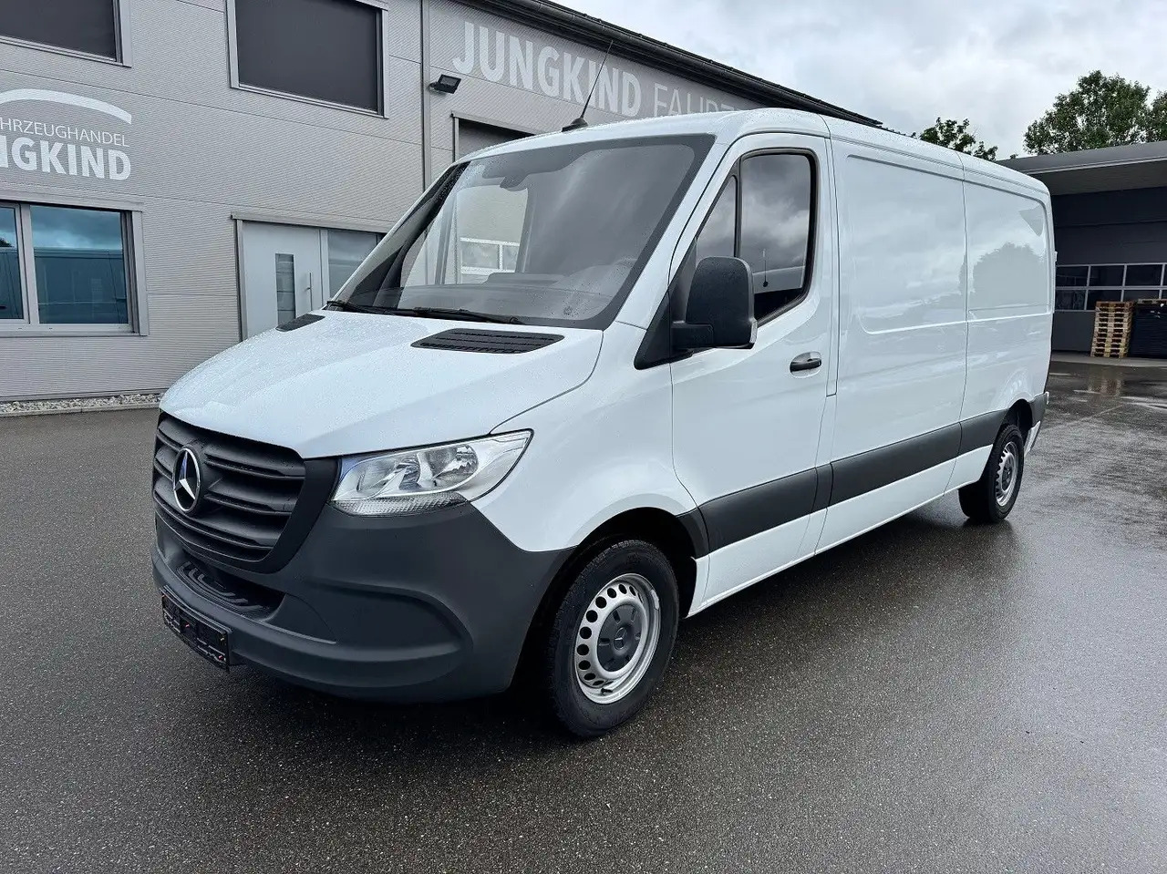 Mercedes-Benz Sprinter 215 CDI Flach Lang Klima FWD - Skåpbil: bild 1 Mercedes-Benz Sprinter 215 CDI Flach Lang Klima FWD - Skåpbil: bild 1
