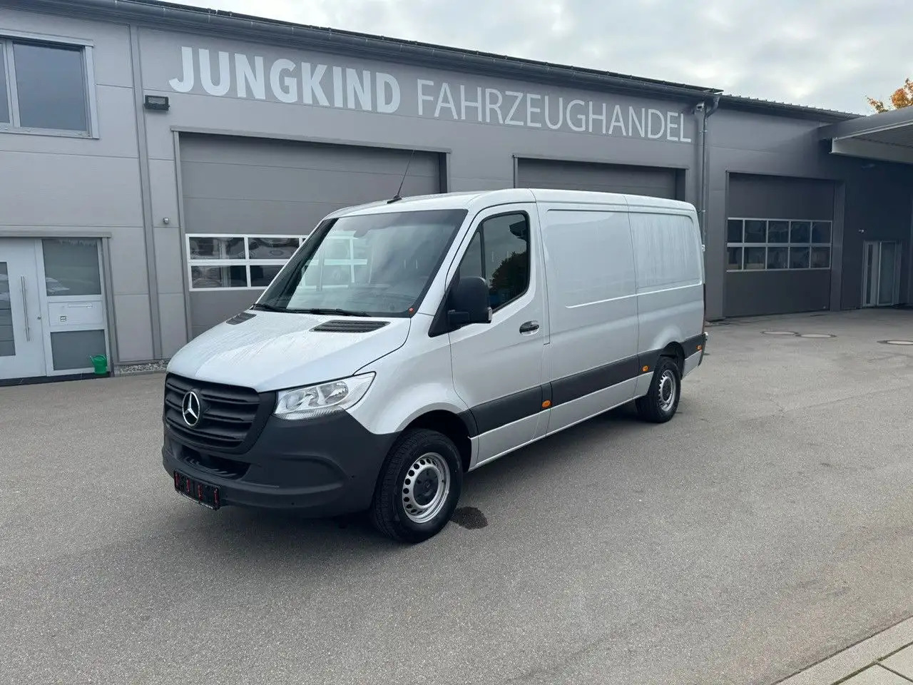 Mercedes-Benz Sprinter 317 CDI Flach Lang Silber Klima MBUX - Skåpbil: bild 1 Mercedes-Benz Sprinter 317 CDI Flach Lang Silber Klima MBUX - Skåpbil: bild 1