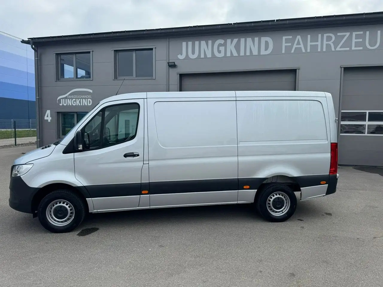 Mercedes-Benz Sprinter 317 CDI Flach Lang Silber Klima MBUX - Skåpbil: bild 3 Mercedes-Benz Sprinter 317 CDI Flach Lang Silber Klima MBUX - Skåpbil: bild 3