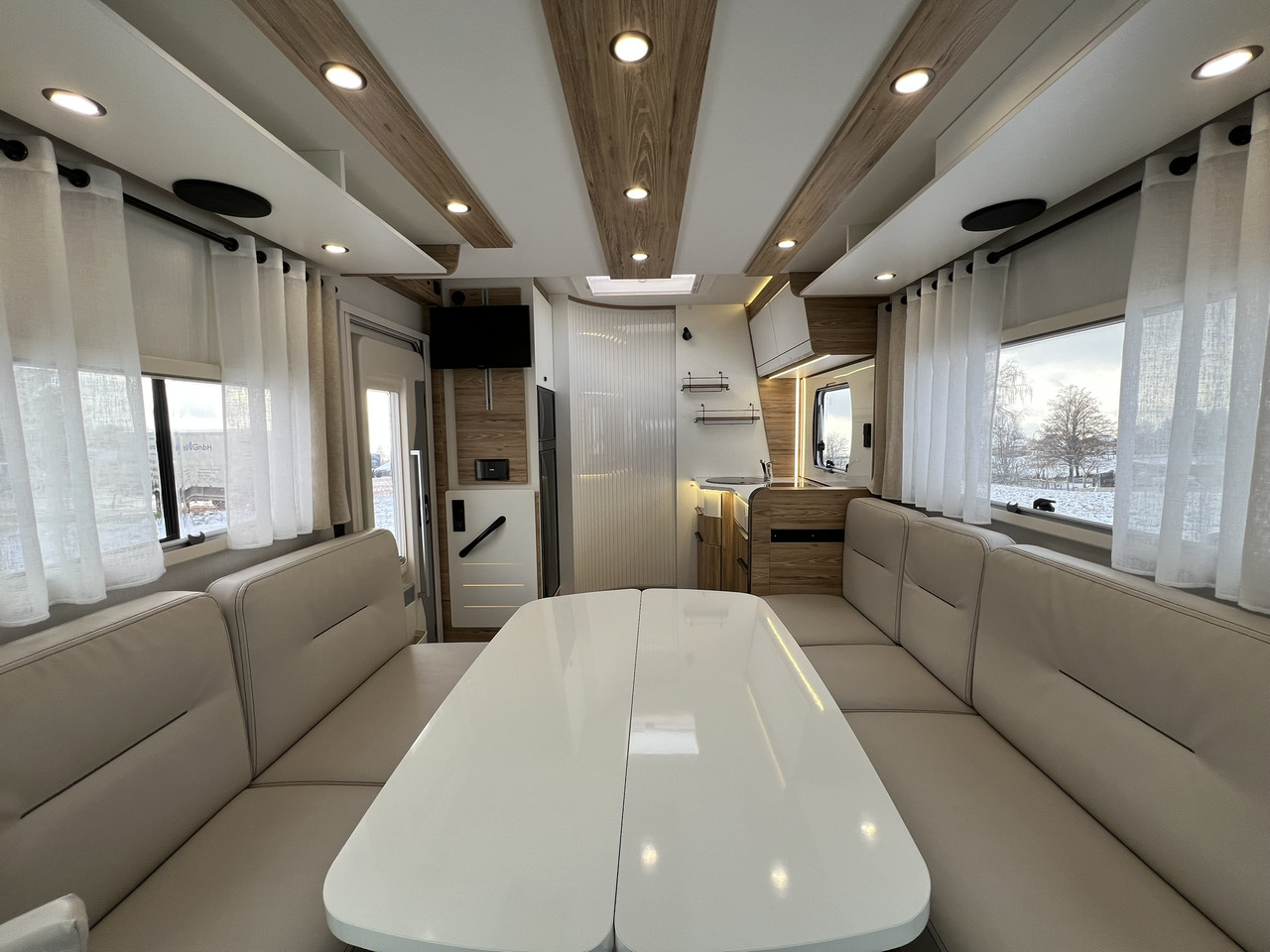 Pilote Pacific P696D Hubbett - Solar - Markise - Halvintegrerad husbil: bild 4 Pilote Pacific P696D Hubbett - Solar - Markise - Halvintegrerad husbil: bild 4