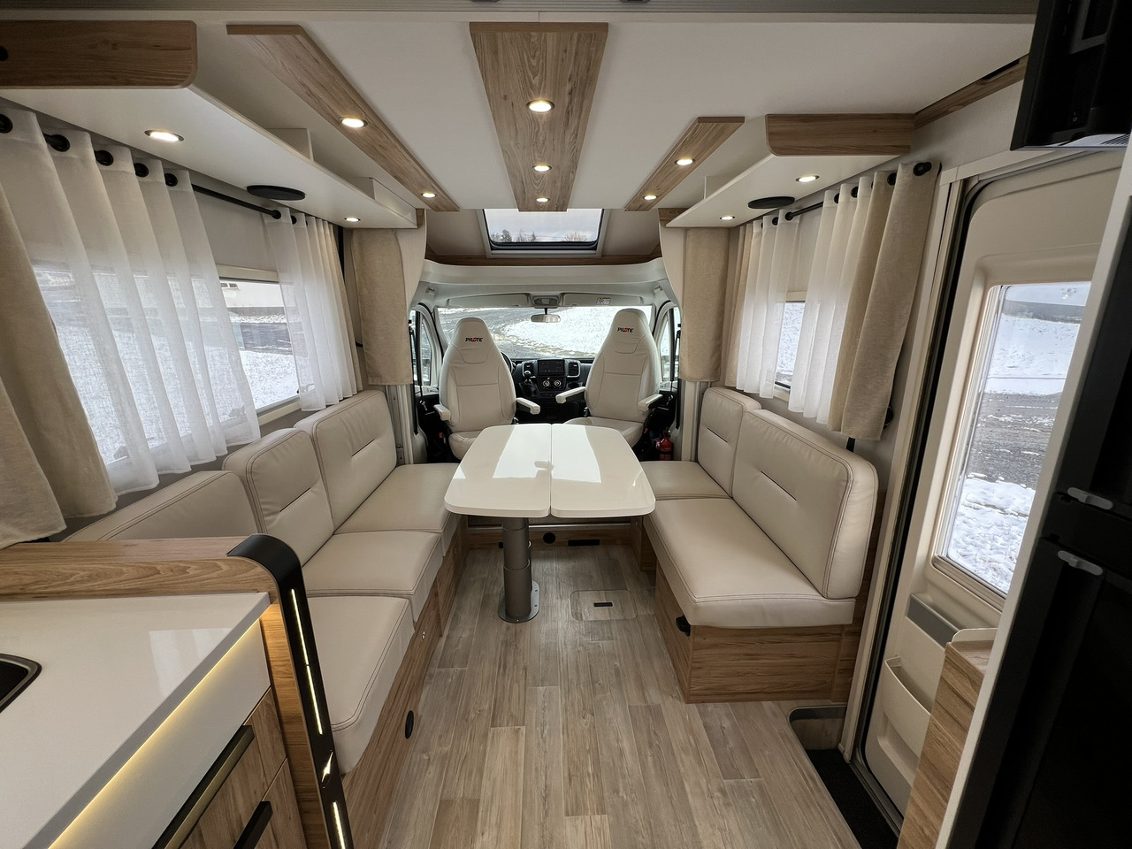 Pilote Pacific P696D Hubbett - Solar - Markise - Halvintegrerad husbil: bild 3 Pilote Pacific P696D Hubbett - Solar - Markise - Halvintegrerad husbil: bild 3
