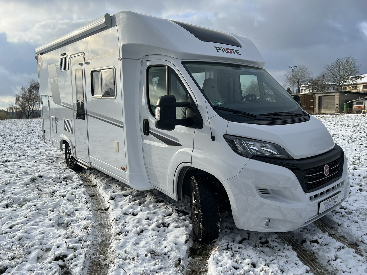 Pilote Pacific P696D Hubbett - Solar - Markise - Halvintegrerad husbil: bild 1 Pilote Pacific P696D Hubbett - Solar - Markise - Halvintegrerad husbil: bild 1