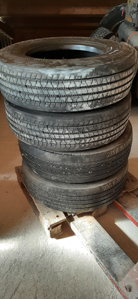 Gebrauchte FireStone FS 400 Reifen ohne Felgen, 235 / 75 R17,5 Artikel - Nr. : 81.99999 - 9999 - Däck för Lastbil: bild 4 Gebrauchte FireStone FS 400 Reifen ohne Felgen, 235 / 75 R17,5 Artikel - Nr. : 81.99999 - 9999 - Däck för Lastbil: bild 4