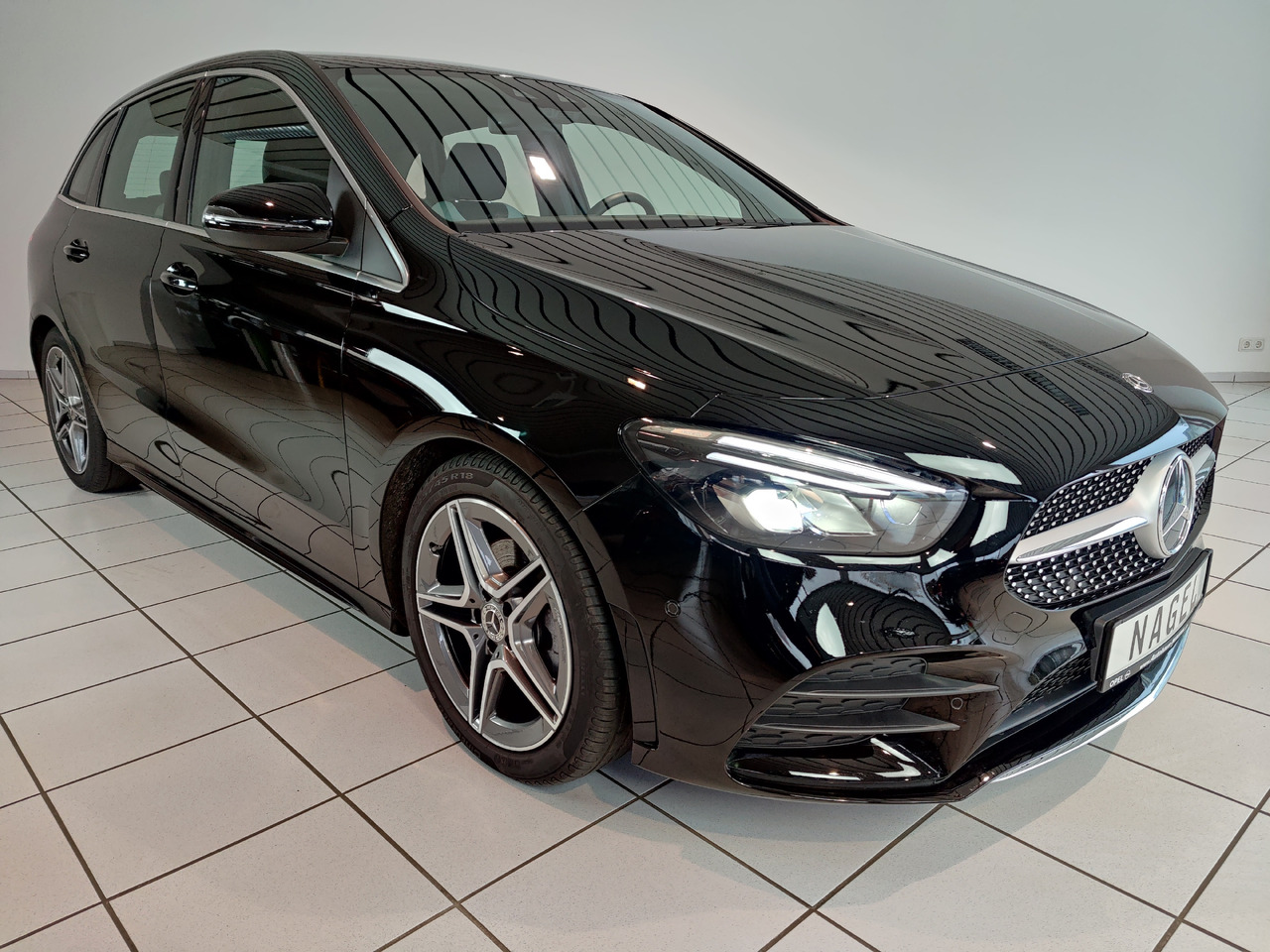 Mercedes-Benz B 200 d 8G-DCT AMG Line Navi LED Sport DAB Rükam - Personbil: bild 2 Mercedes-Benz B 200 d 8G-DCT AMG Line Navi LED Sport DAB Rükam - Personbil: bild 2