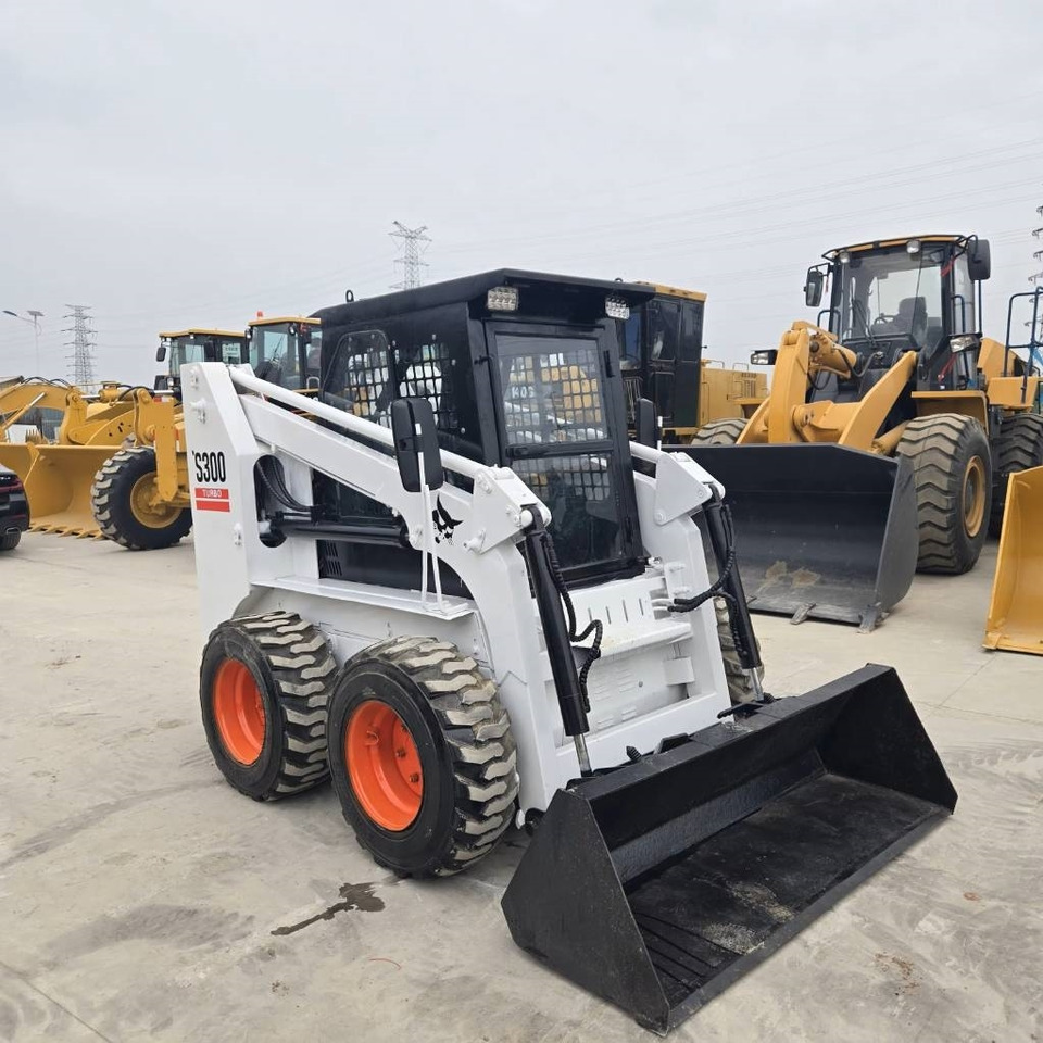 Bobcat S 300 - Kompaktlastare/ Slirstyrda lastare: bild 1 Bobcat S 300 - Kompaktlastare/ Slirstyrda lastare: bild 1