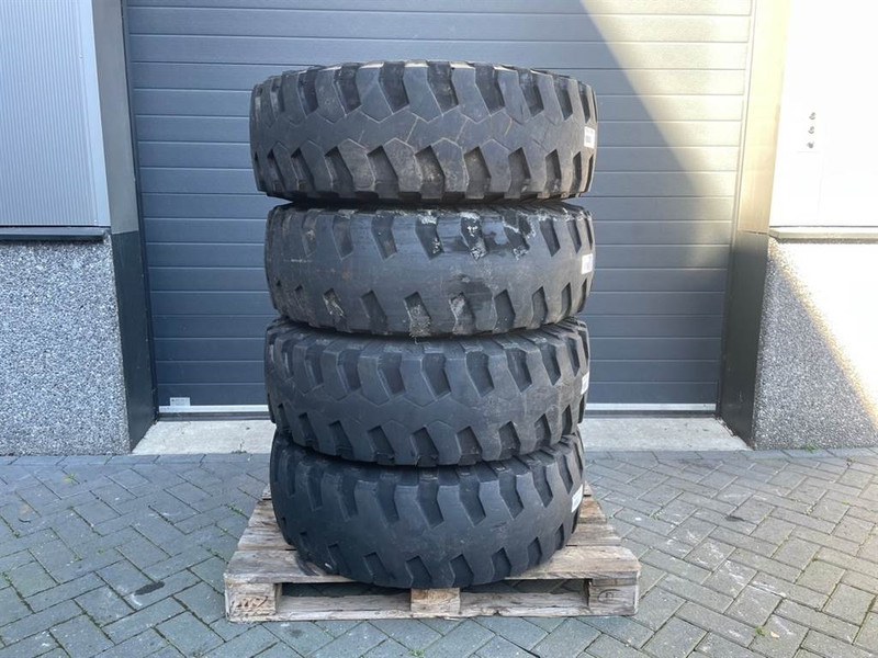 Atlas AR65-Michelin 335/80R20 (12.5R20)-Tire/Reifen/Band - Däck och fälgar för Byggmaskiner: bild 1 Atlas AR65-Michelin 335/80R20 (12.5R20)-Tire/Reifen/Band - Däck och fälgar för Byggmaskiner: bild 1